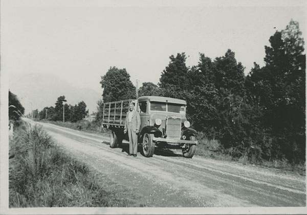 Len Robins next to his Morris Commercial C-Type truck